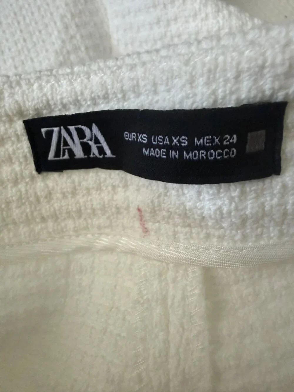 ZARA Textured Tweed Skort – XS- White/Gold Accents- Mini Skort